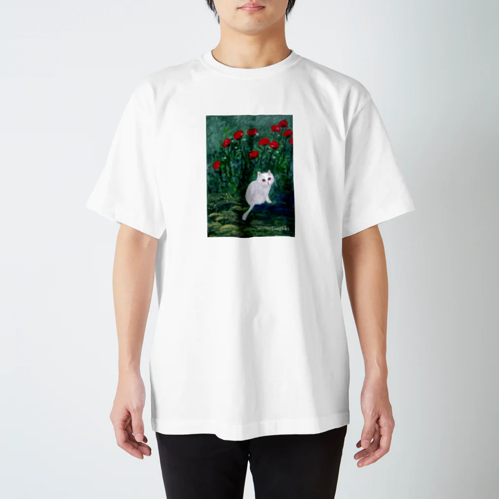 Tomoshibiの「赤い薔薇咲く庭の、優しい目をした白い猫」 Regular Fit T-Shirt