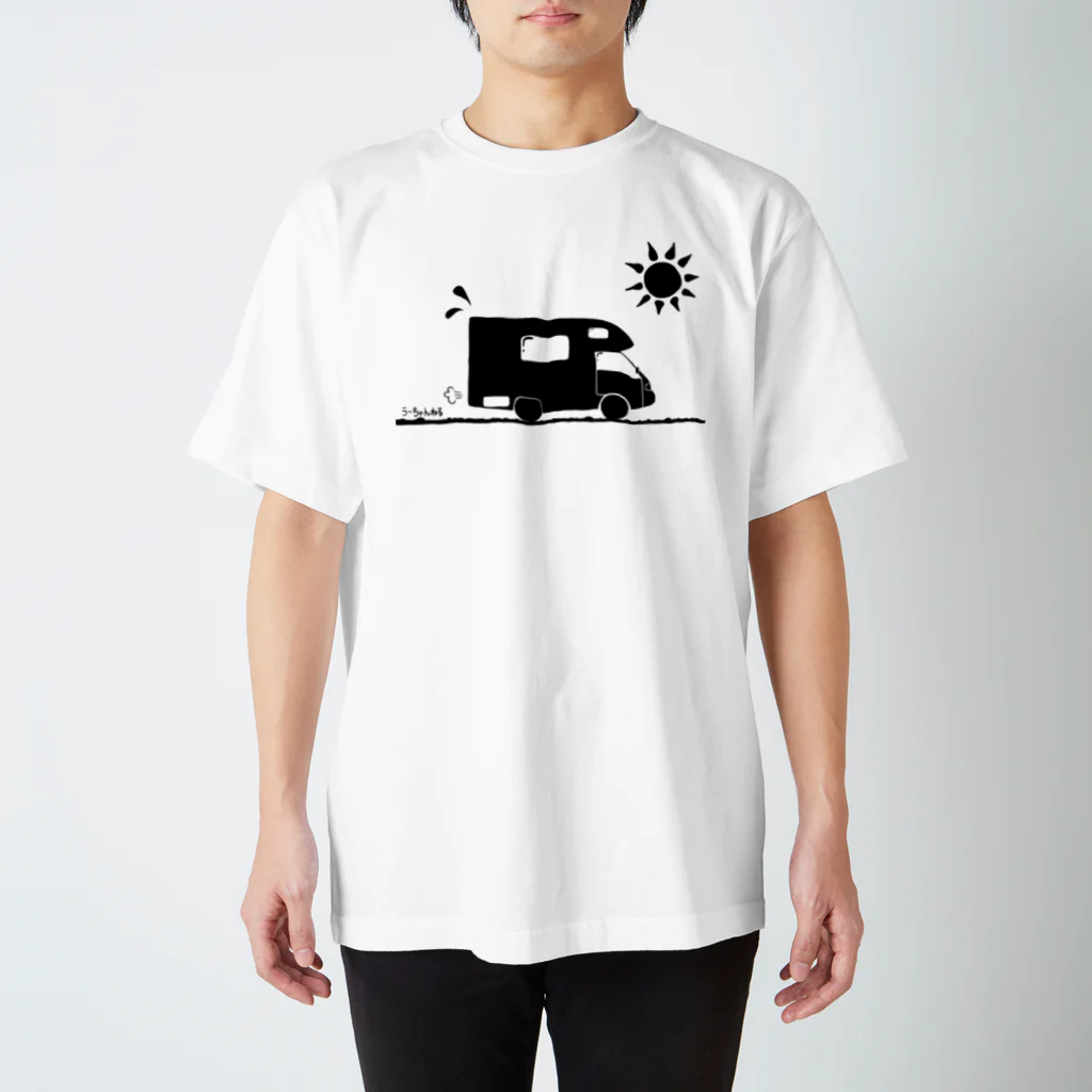 うーちゃんのおみせの真夏のキャンピングカー（黒ベース）  スタンダードTシャツ