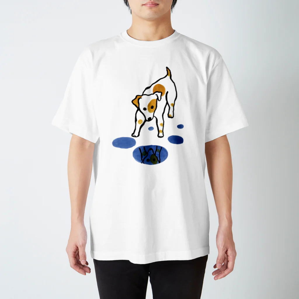 マイマイタケの水たまりと犬さん スタンダードTシャツ