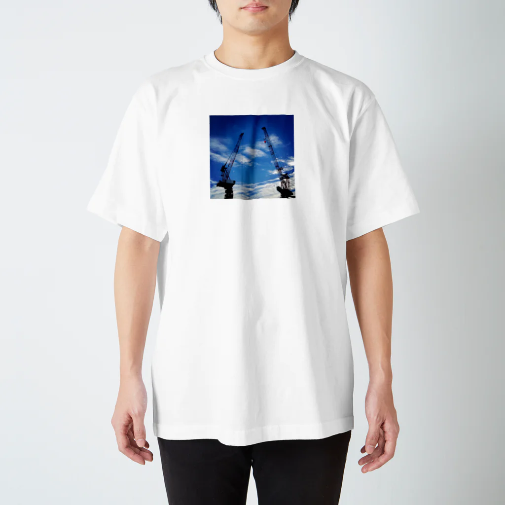 ゲッコー商店の青空とクレーン Regular Fit T-Shirt