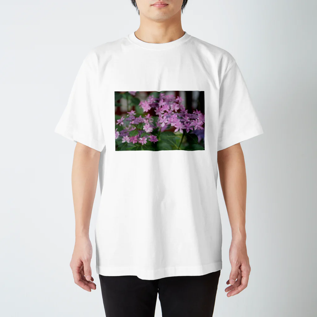 tazzberry.japanの雨の紫陽花 Regular Fit T-Shirt