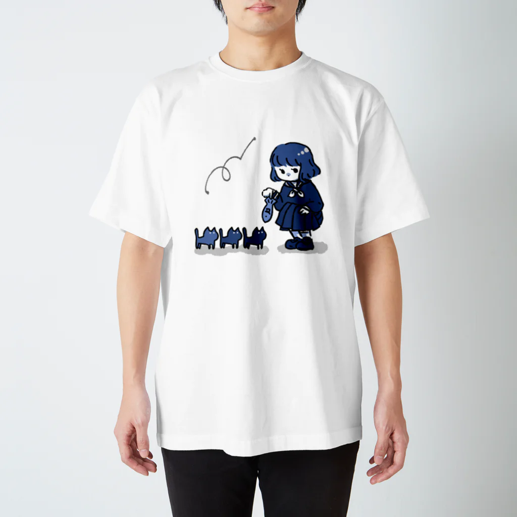 みやたに。工房のねこちゃんにお魚あげる Regular Fit T-Shirt