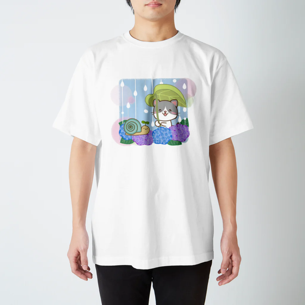 little lion house公式ショップ（大人のためのねこ）の梅雨の雨と紫陽花ねことかたつむり スタンダードTシャツ