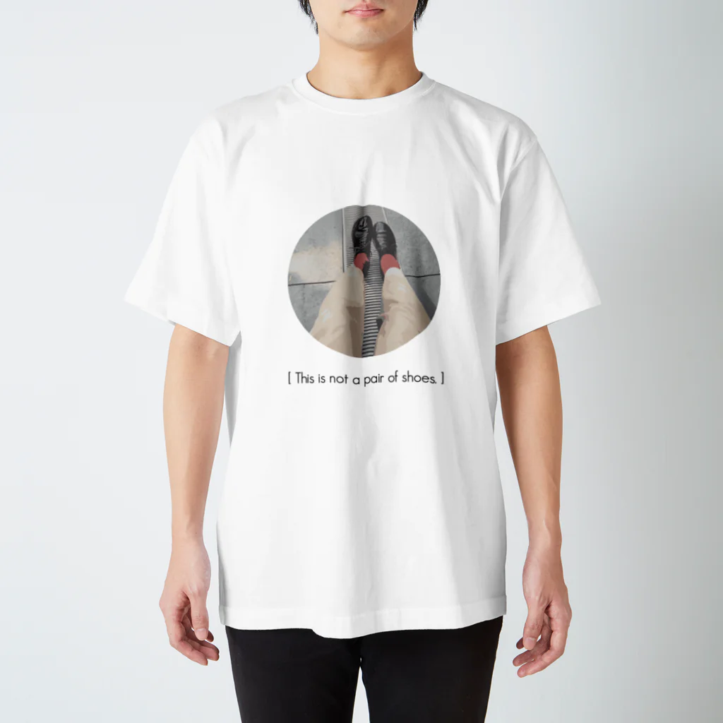 happyMan shopのThis is not a pair of shoes Regular Fit T-Shirt