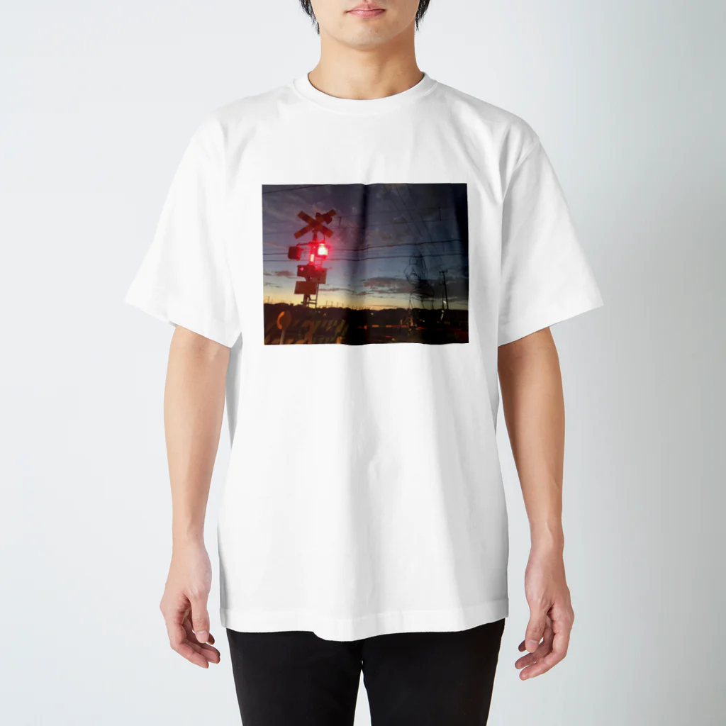 W_Market（ﾀﾞﾌﾞﾙﾏｰｹｯﾄ）の夕闇にまぎれるネコくん Regular Fit T-Shirt