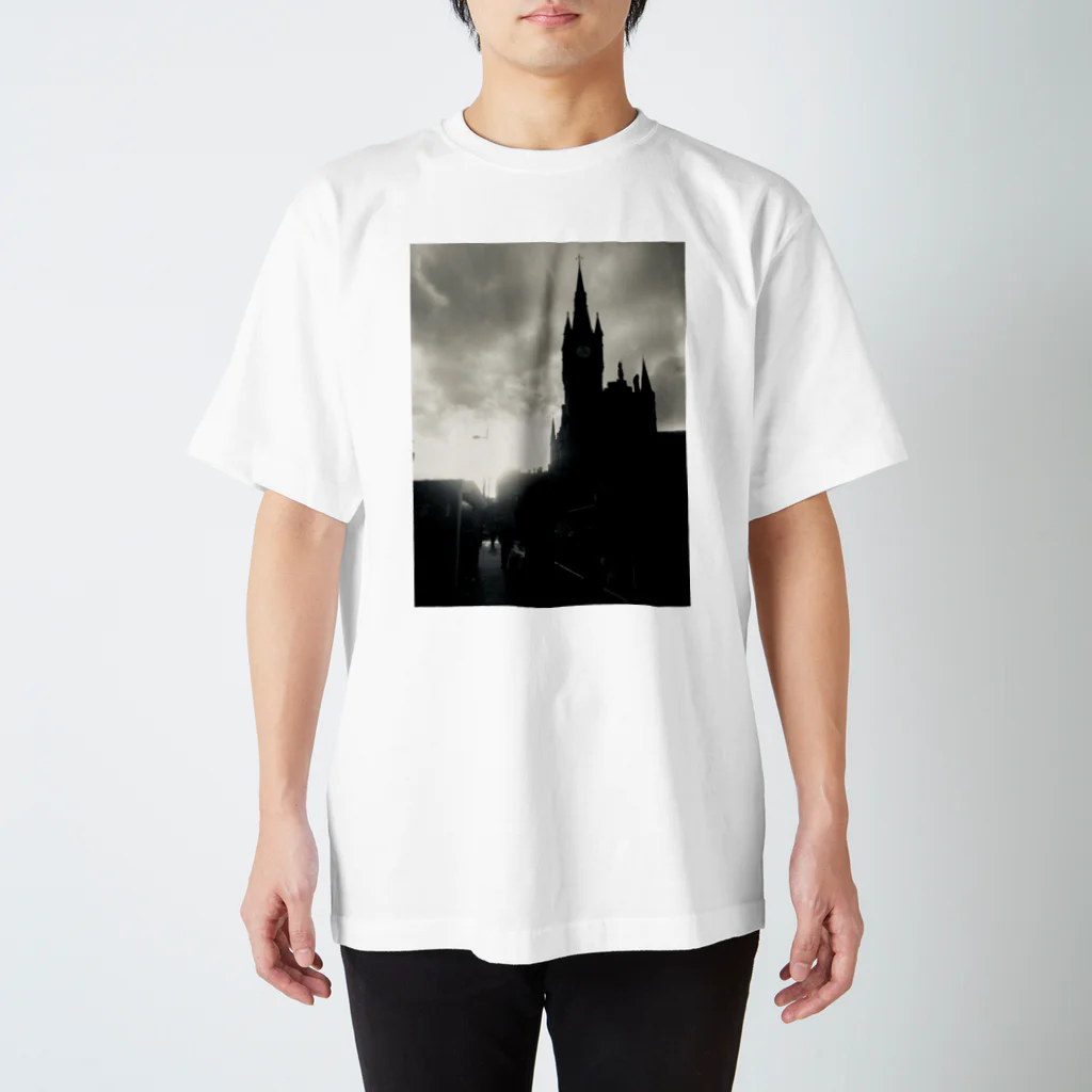 STUDIO PINECORNのLONDON Regular Fit T-Shirt