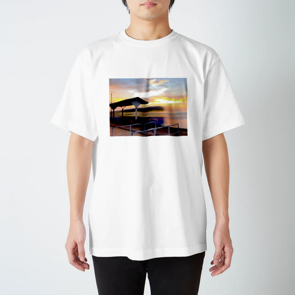 PaP➡︎Poco.a.Pocoの夕日の中の電車 スタンダードTシャツ