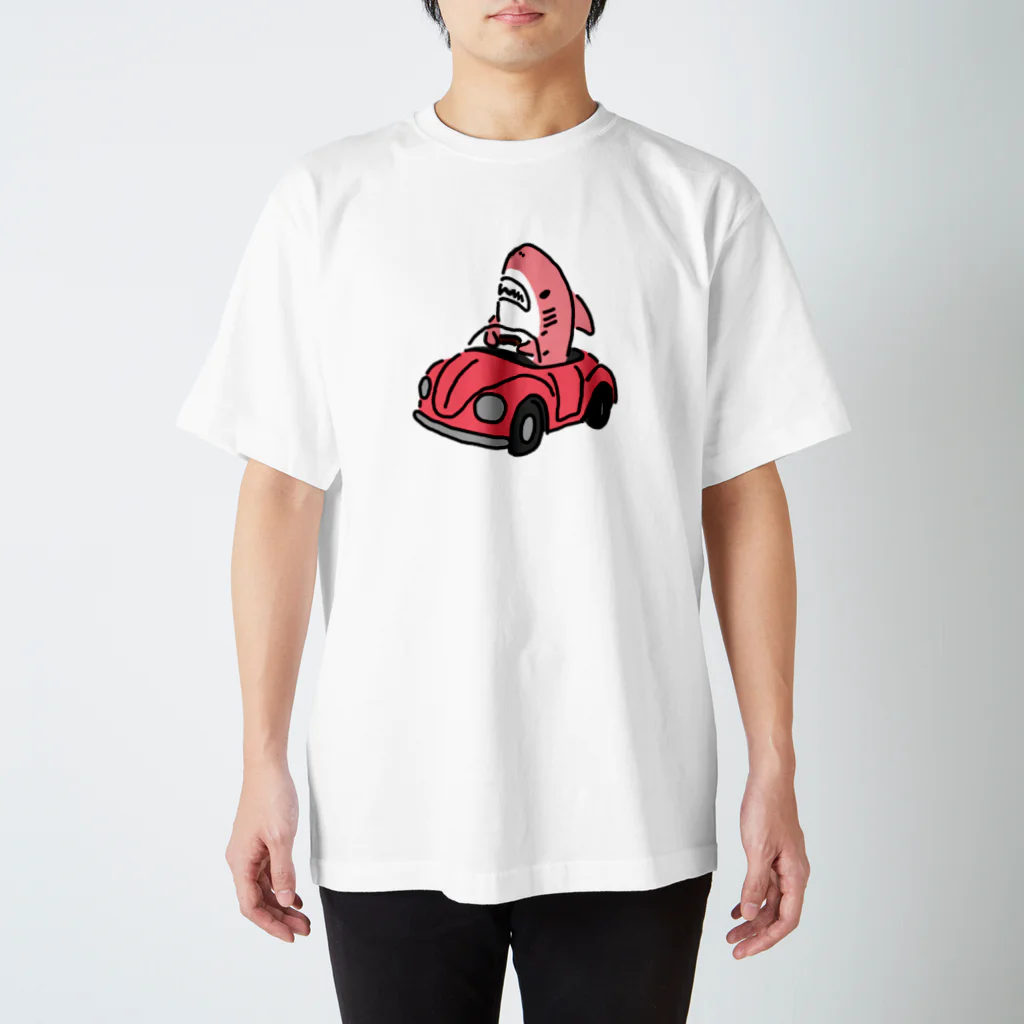 サメ わりとおもいの運転を覚えたピンクのサメ Regular Fit T-Shirt