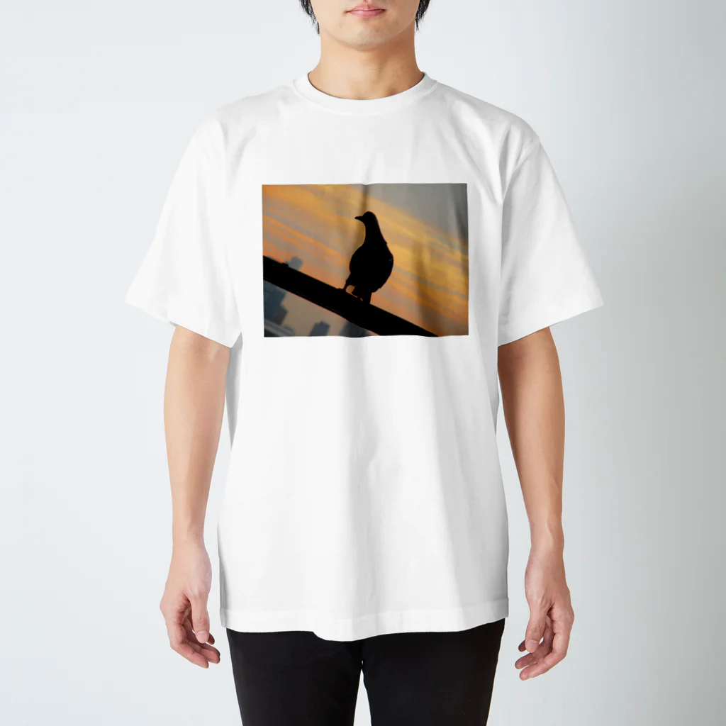 永久凍土の国の白夜の東京の平和な夕陽 Regular Fit T-Shirt