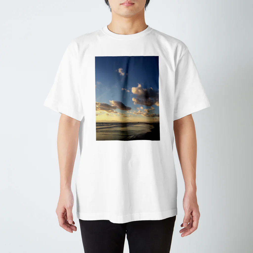 shizenhaの冬の海辺の空と雲 スタンダードTシャツ