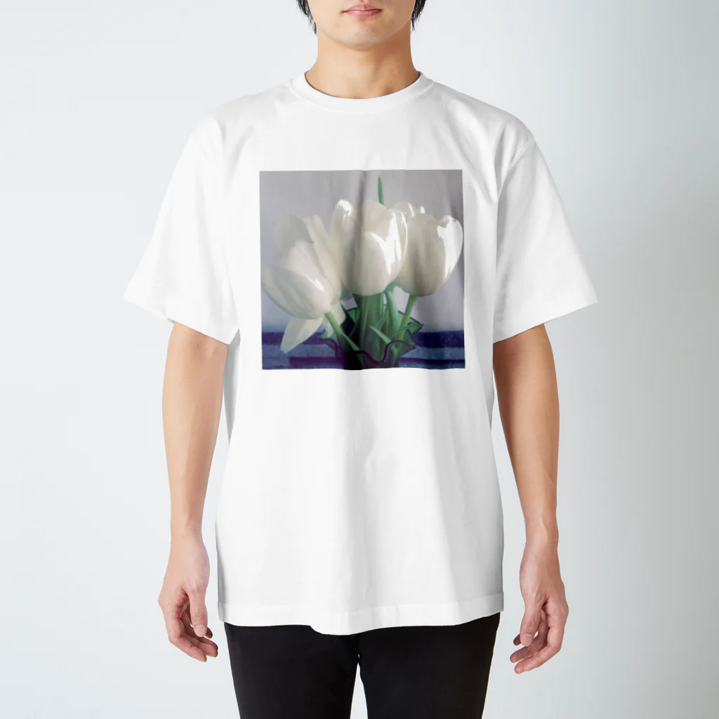 the Waning MoonのWhite tulips  Regular Fit T-Shirt