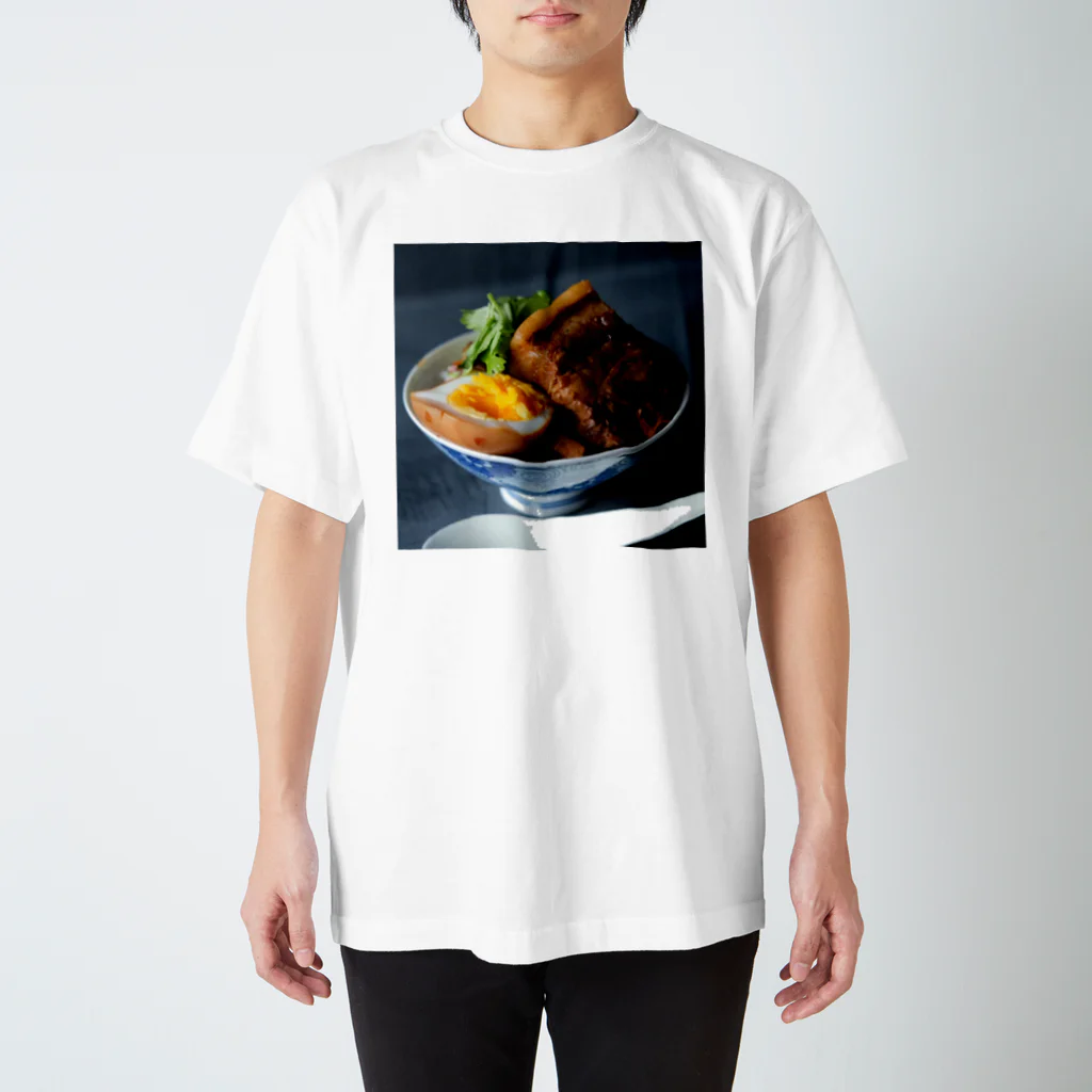 yucchosanのyucchosanの魯肉飯（正方形） Regular Fit T-Shirt