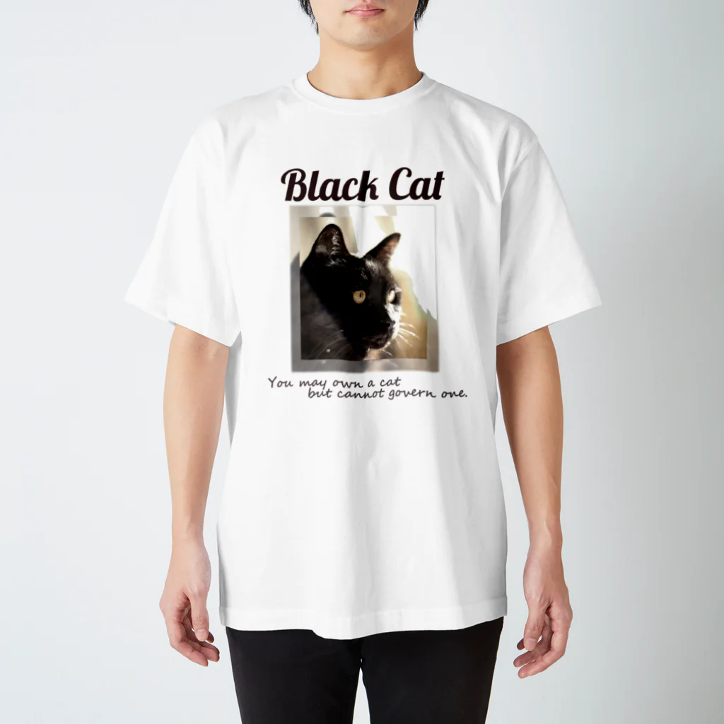 ひよっこデザインの凛々しい黒猫 スタンダードTシャツ