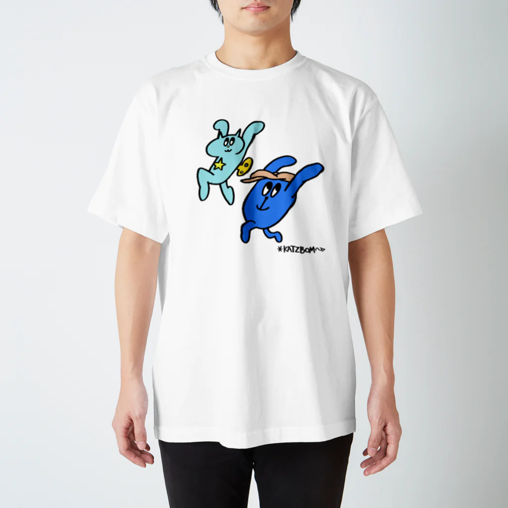 カツボン(KATZBOM)／漫画家ラッパーのネジネコとモンタナ〜ジャンプ！ Regular Fit T-Shirt