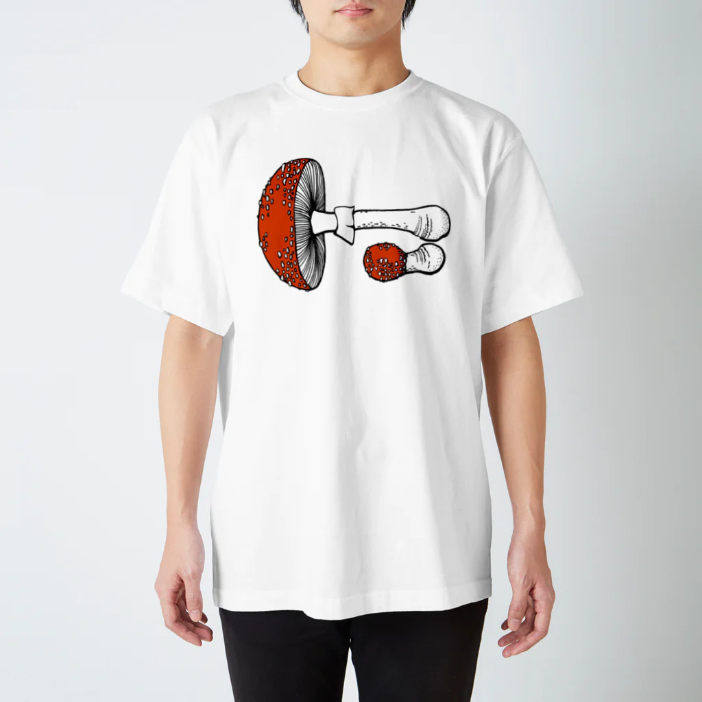 キノコの小部屋 MushAndRoomの横向きベニテングタケ Regular Fit T-Shirt