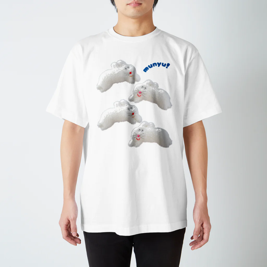 むにゅの飛び交うぴょ〜んちゃん Regular Fit T-Shirt