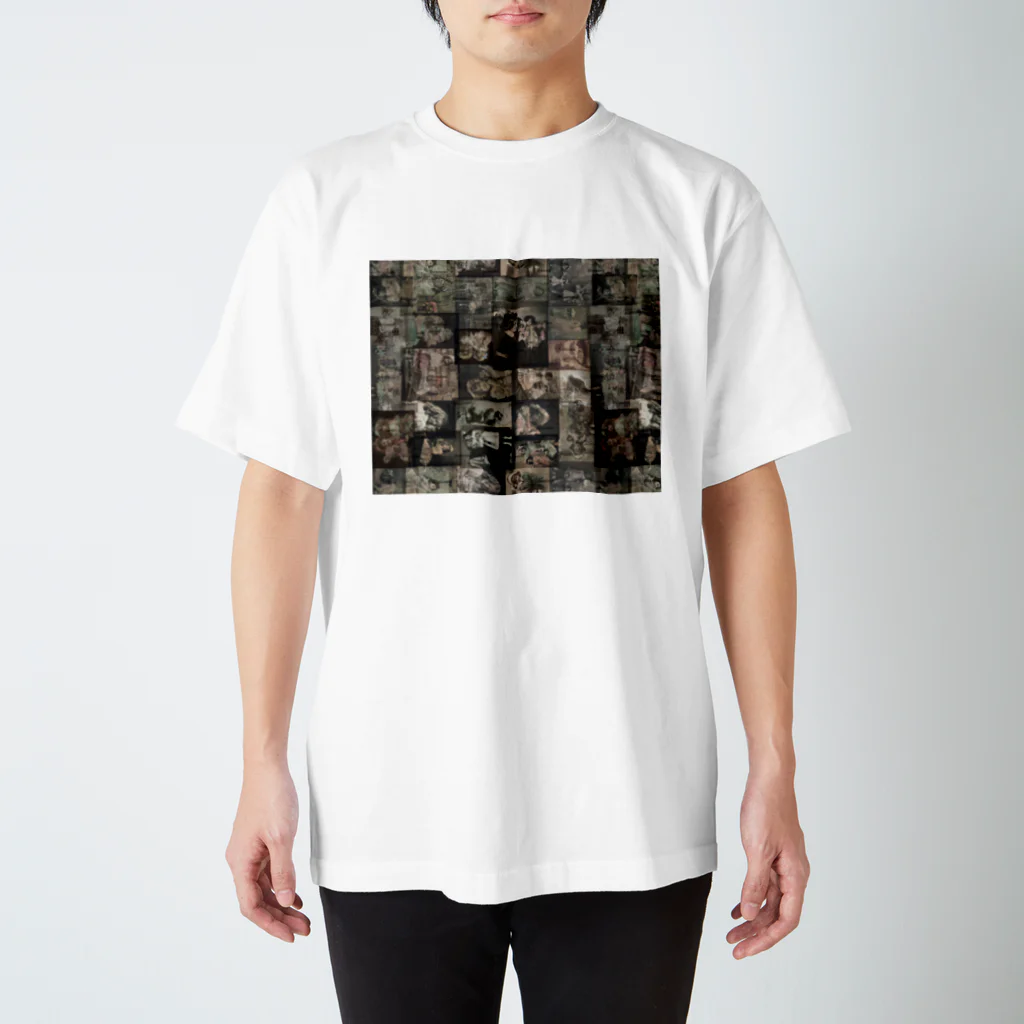 microcosm(マイクロコズム）の人形柄 Regular Fit T-Shirt