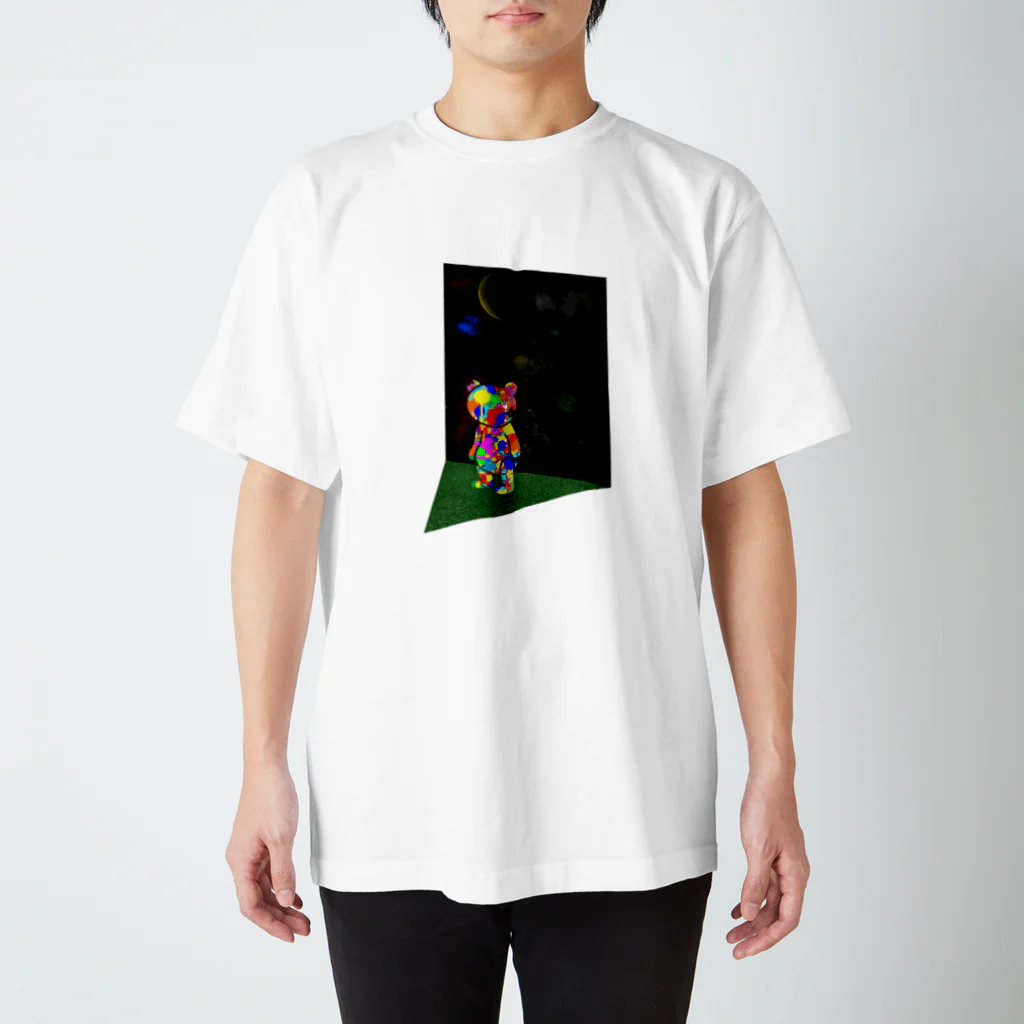 4terra屋のペンキくまと芝生と宇宙の壁 スタンダードTシャツ