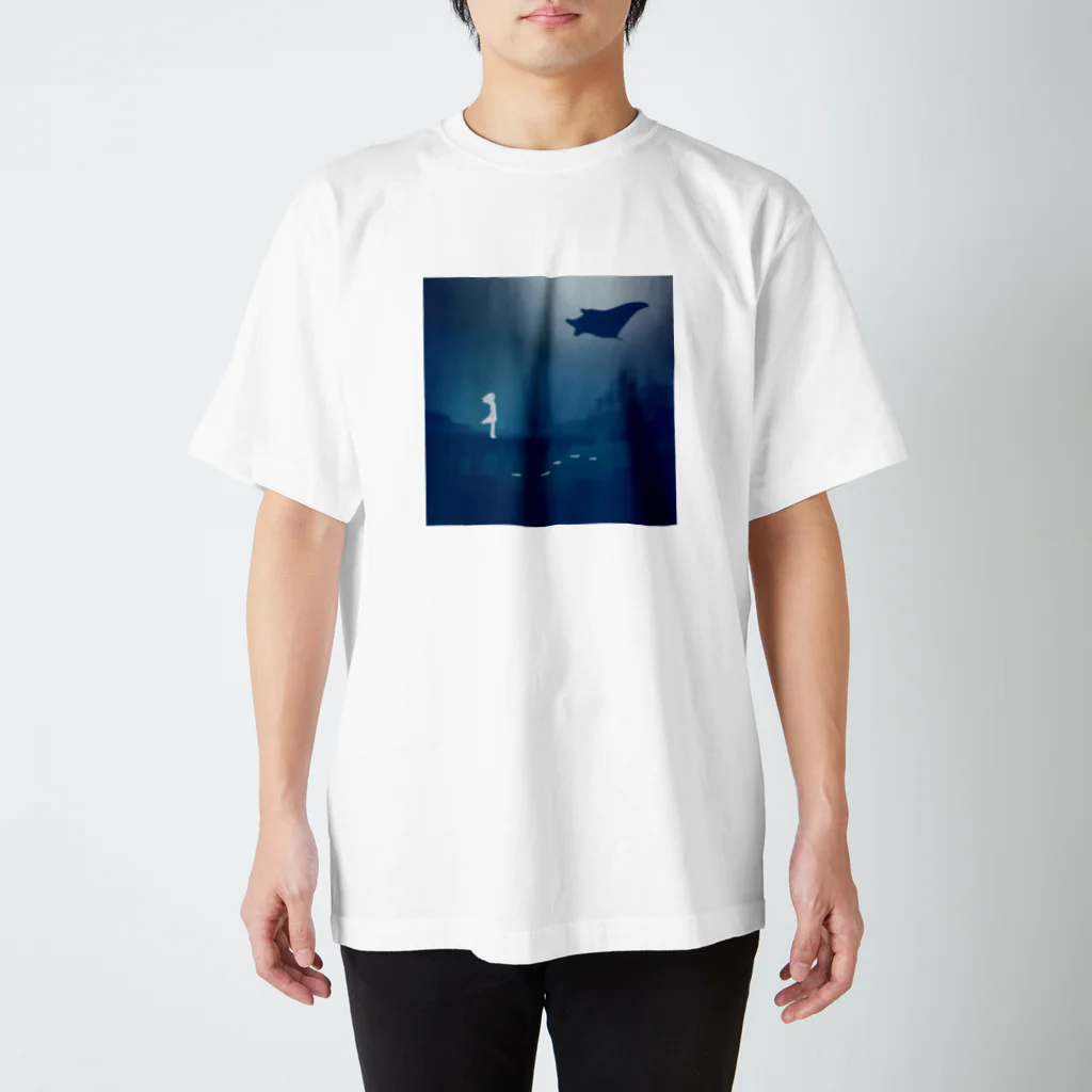 モリコハルの海を飛ぶマンタ Regular Fit T-Shirt