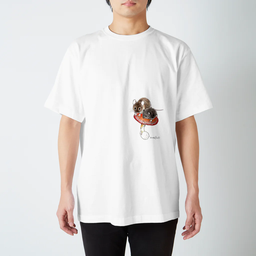 萩岩睦美のグッズショップのTシャツ　ねずみとキノコ Regular Fit T-Shirt