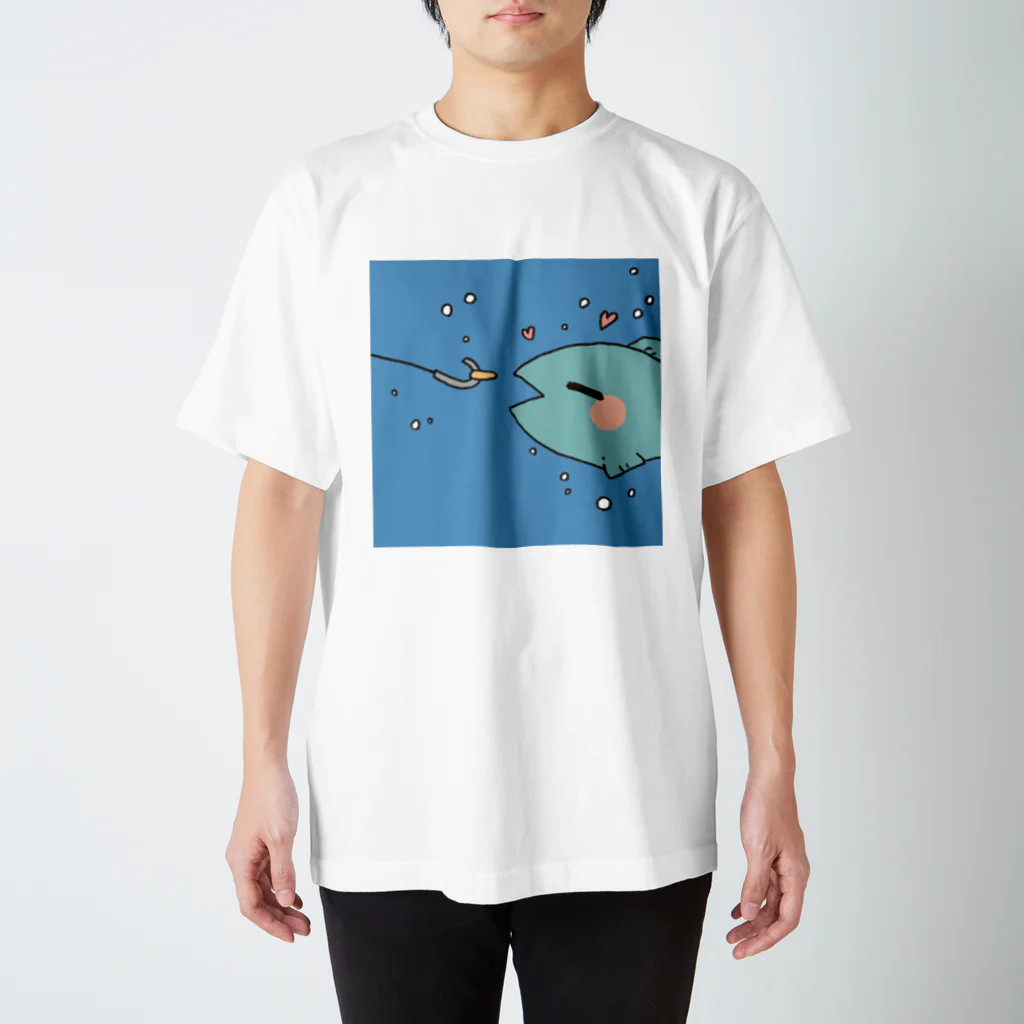 ゆるはたショップの釣られる1秒前な魚 スタンダードTシャツ