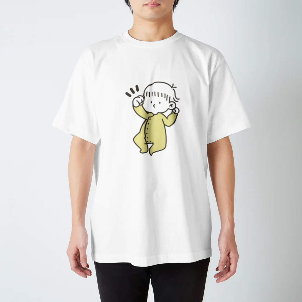 おもちやの手を見つけた赤ちゃん Regular Fit T-Shirt