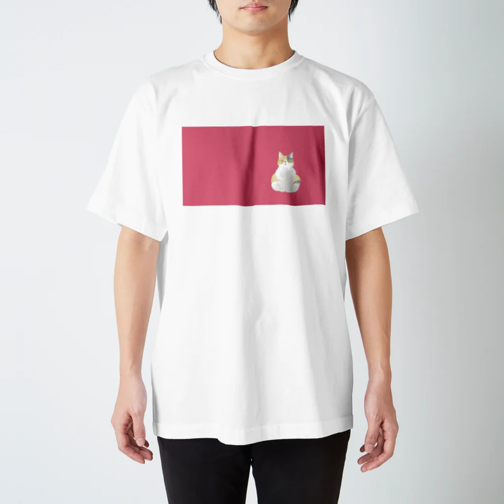 SHINOBU LABORATORY.のビックリ顔の三毛猫つぼみ(PINK) Regular Fit T-Shirt