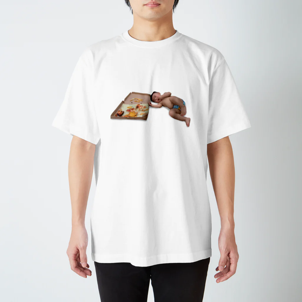 ヘイシデザインのピザを食べる赤ちゃん Regular Fit T-Shirt