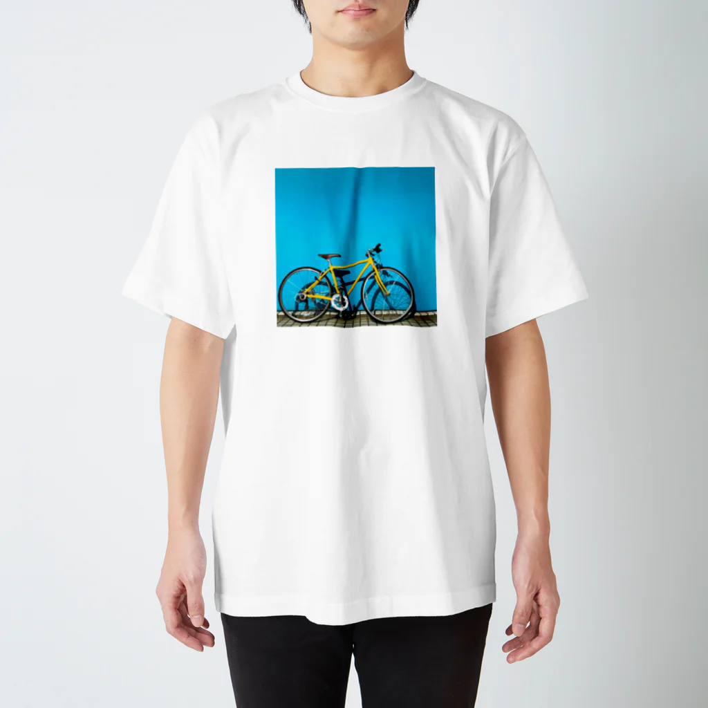 旅先pics📸の青い壁と黄色い自転車 スタンダードTシャツ