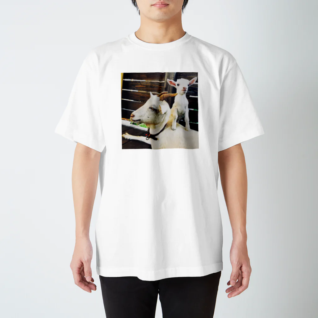 リーフエッヂの親を踏み台にする子ヤギ Regular Fit T-Shirt