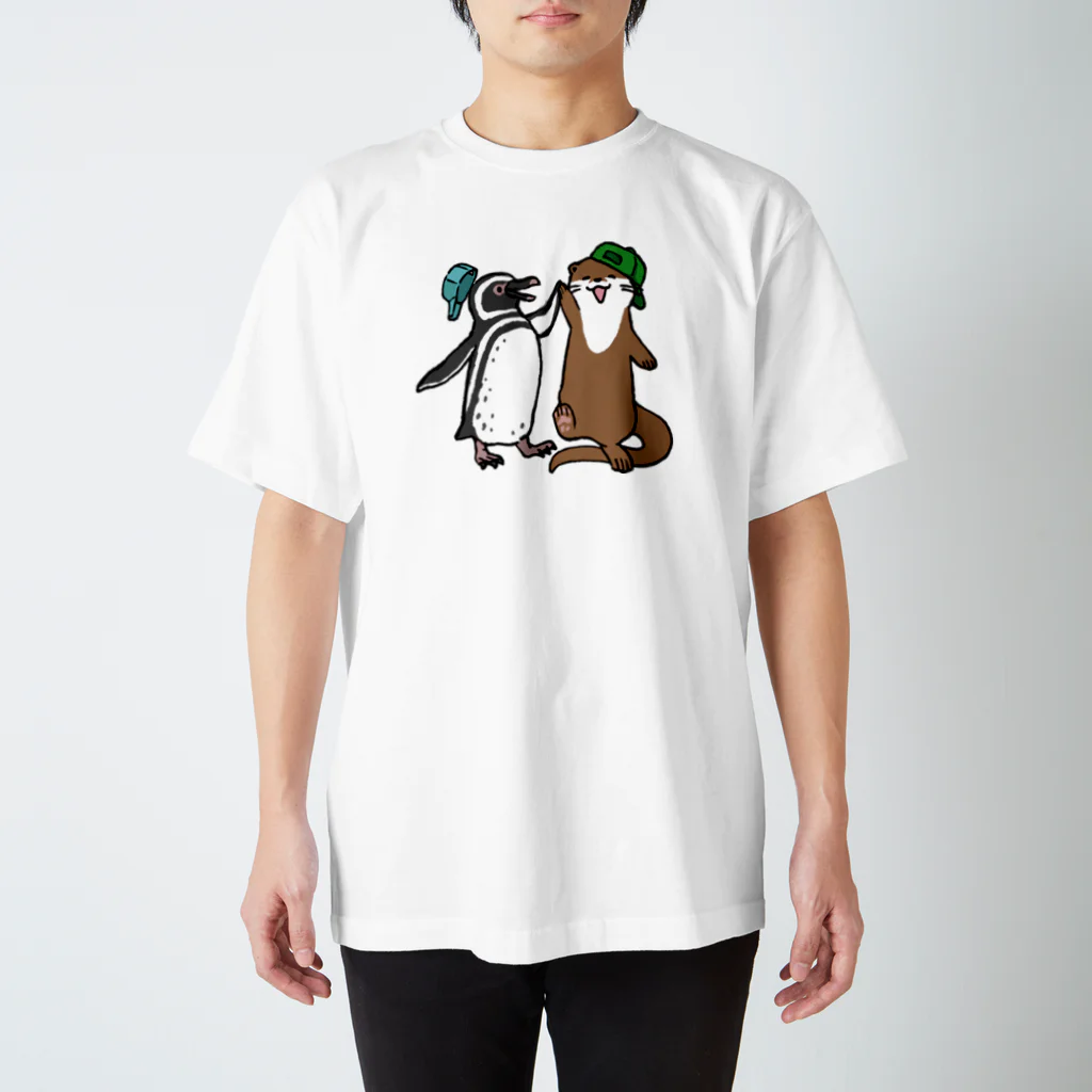 M&Bworksたかむらすずなのマゼランペンギンとカワウソのハイタッチ スタンダードTシャツ