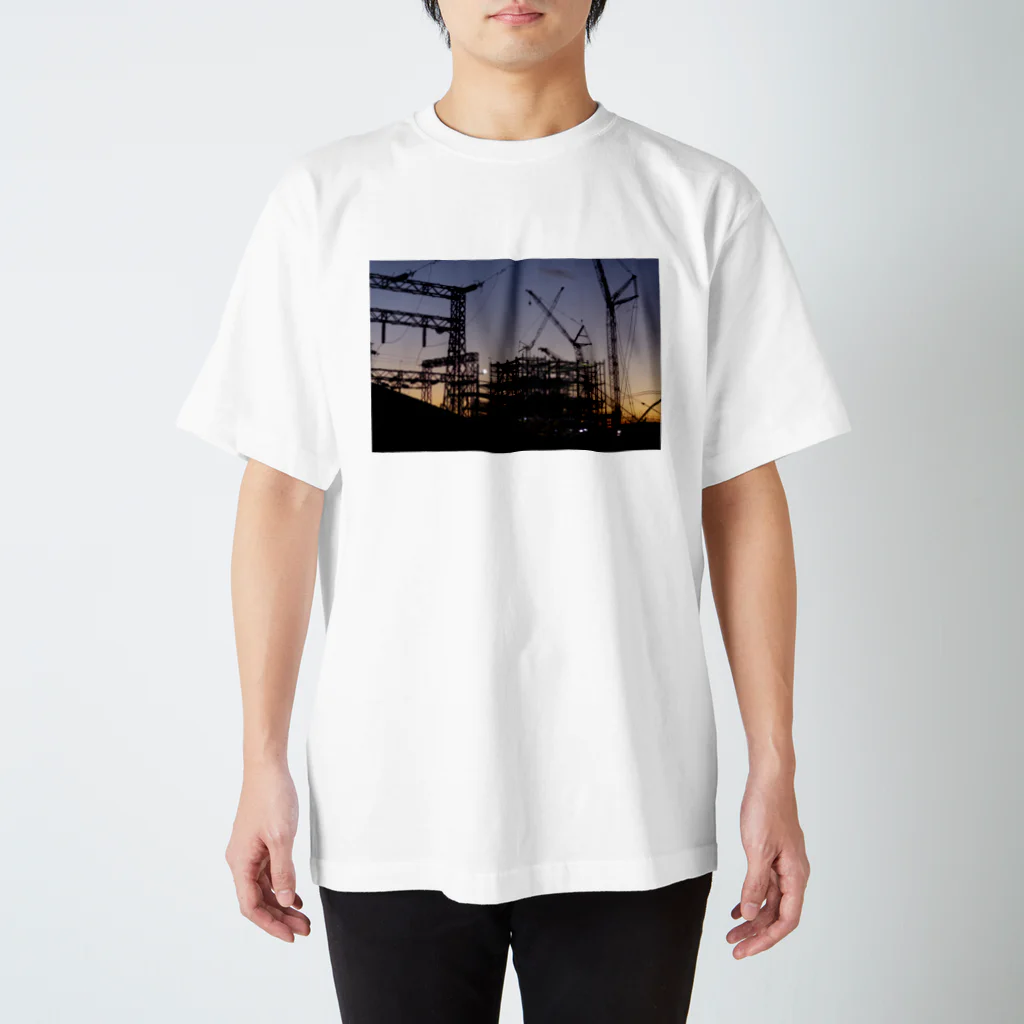 simoneの薄暮の建設現場 Regular Fit T-Shirt