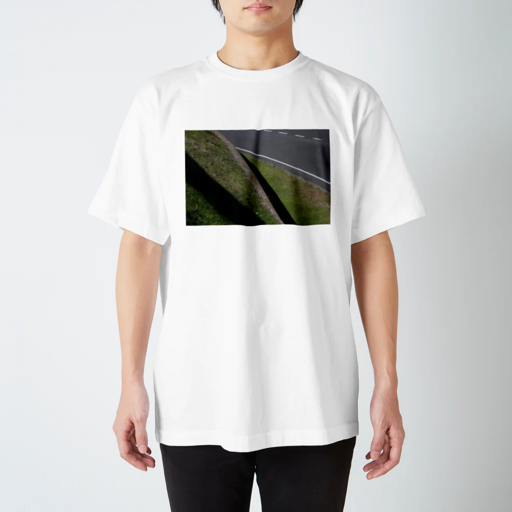 ryo_akaoの段差・歩道・車道 Regular Fit T-Shirt