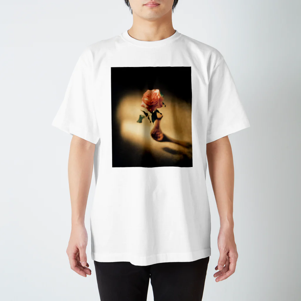 Kensuke Hosoyaのバラの花 Regular Fit T-Shirt
