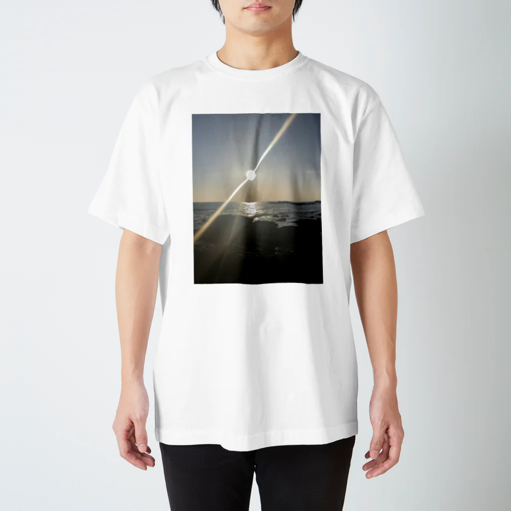 Glowの太陽と海 Regular Fit T-Shirt