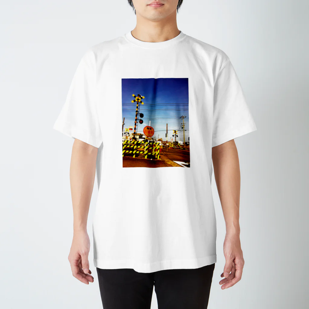 トモカピの踏切風景写真 スタンダードTシャツ