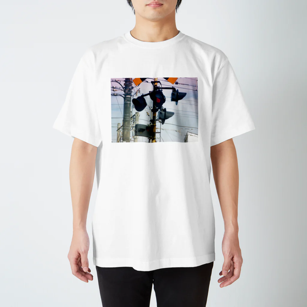 トモカピの踏切風景写真 Regular Fit T-Shirt