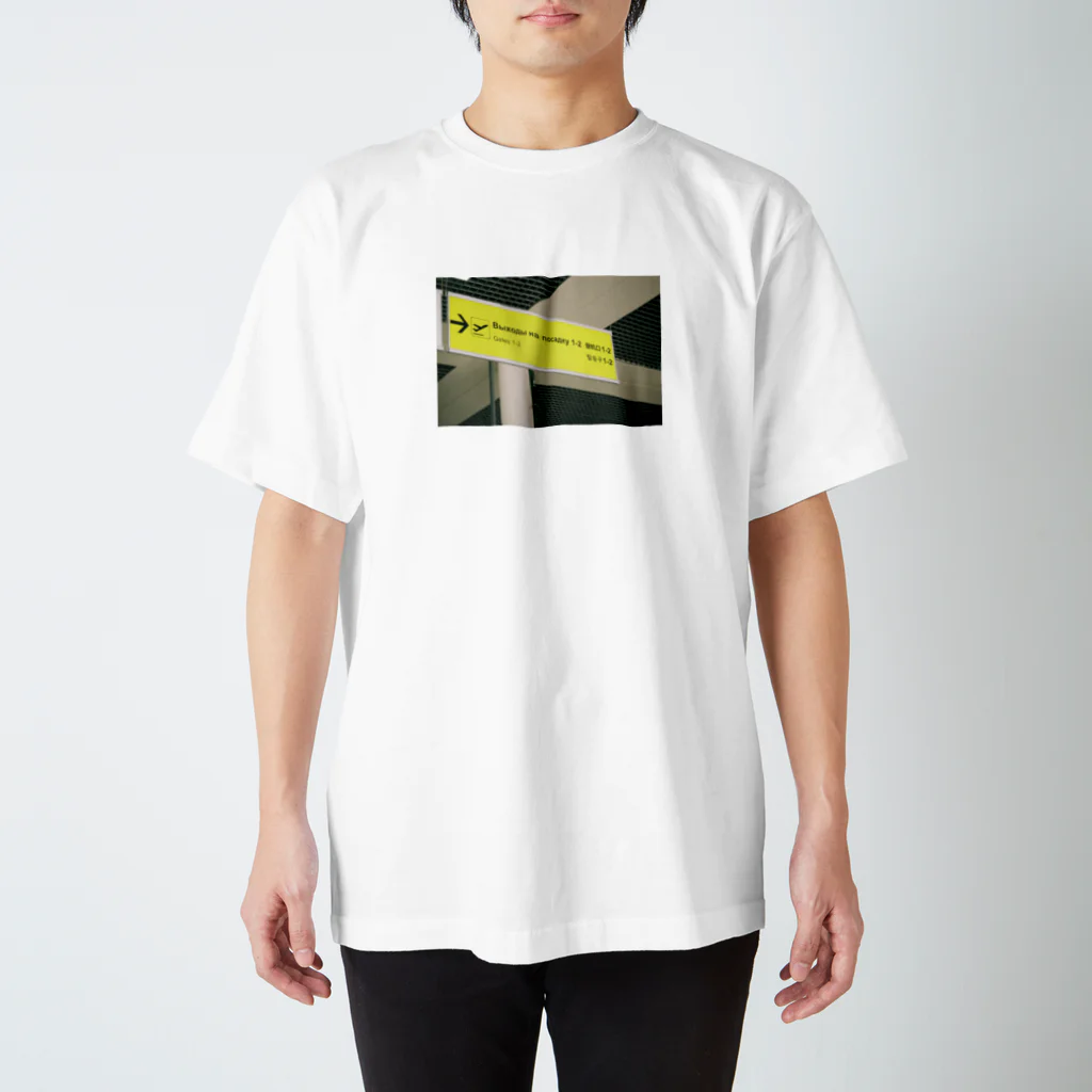 watuyakunの搭乗口（キリル文字） Regular Fit T-Shirt