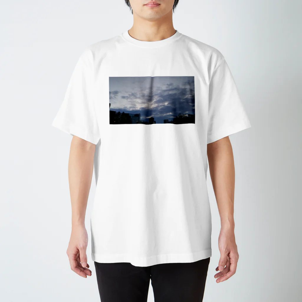 tasuku22の薄暮の街 Regular Fit T-Shirt