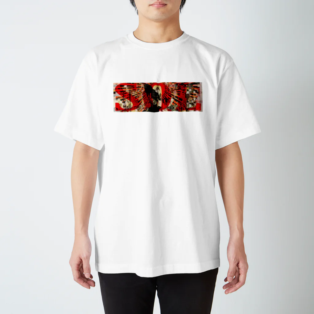 赤い目の少女の太陽神 Tシャツ Regular Fit T-Shirt