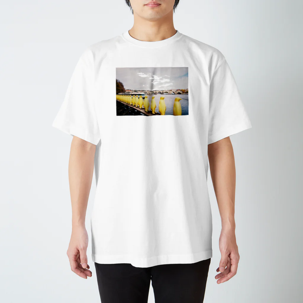 The SongsariのYellow penguins Regular Fit T-Shirt