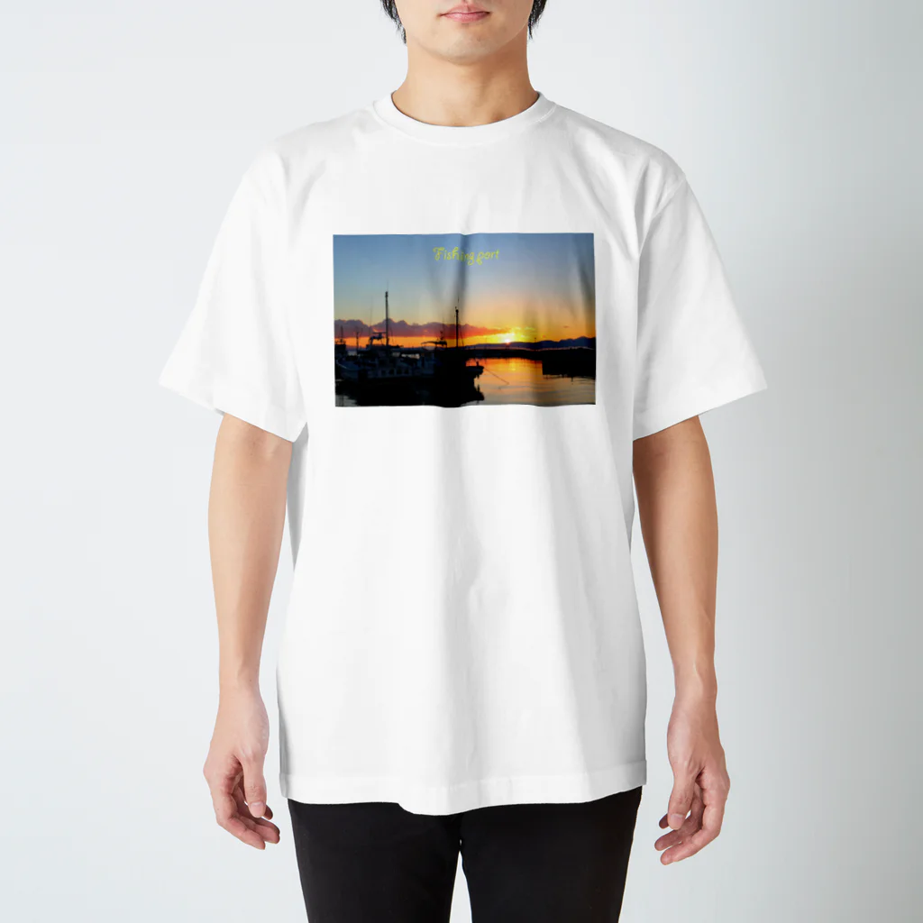 photo-kiokuの漁港夕景 スタンダードTシャツ