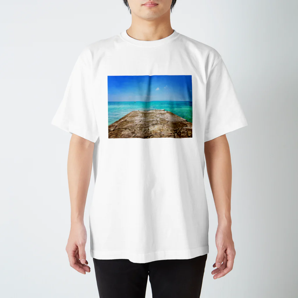 mizuphoto galleryの西桟橋とサバニ船 スタンダードTシャツ