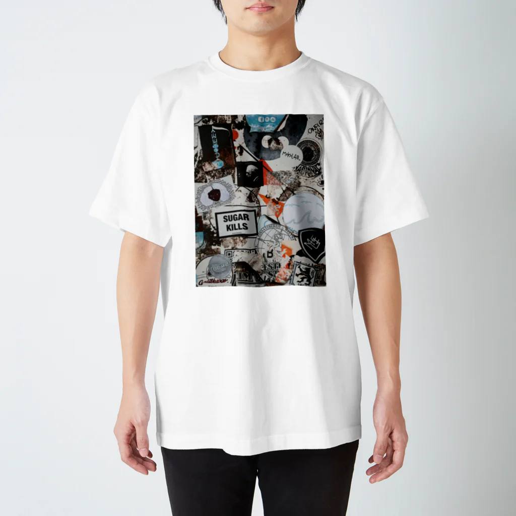 AMINOR (エーマイナー)のStreet Art Wall Stickers Regular Fit T-Shirt