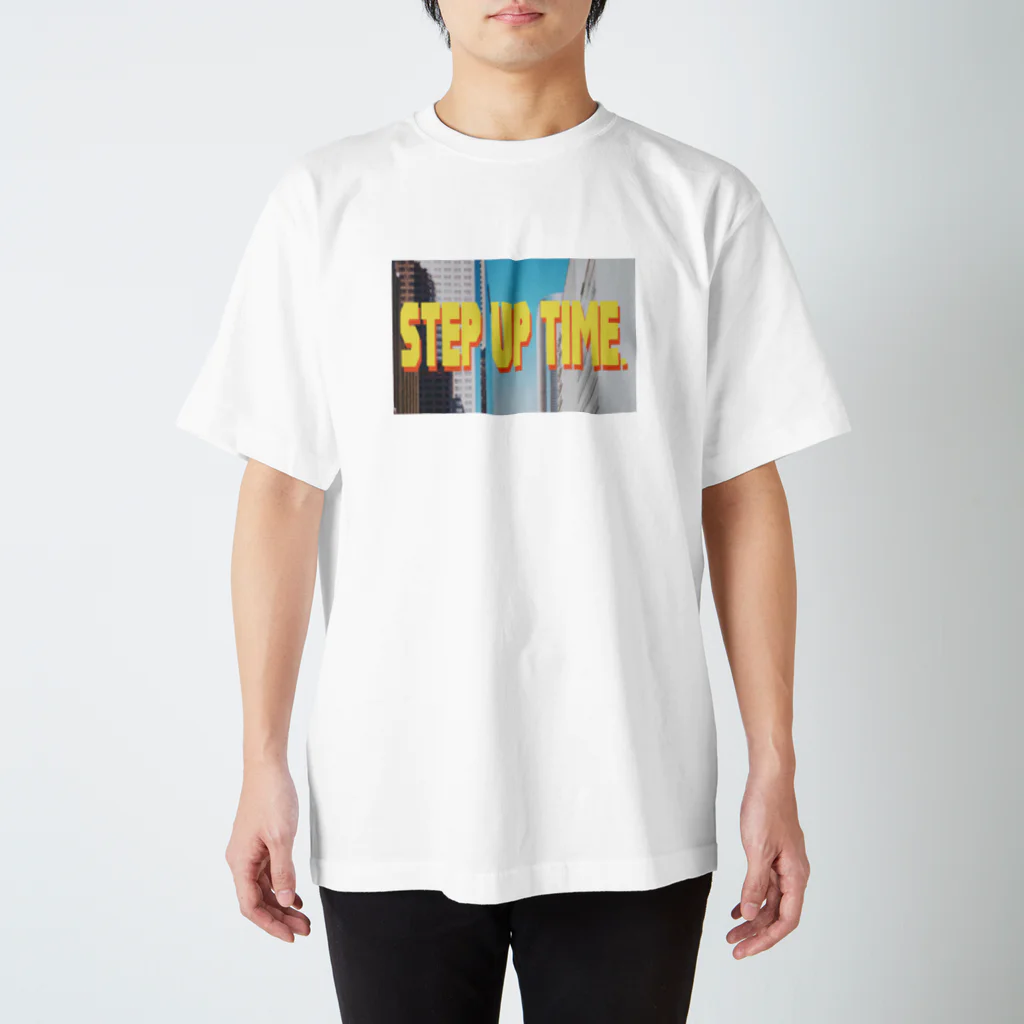 EbiIkaKani - studioのstep up time 4 Regular Fit T-Shirt