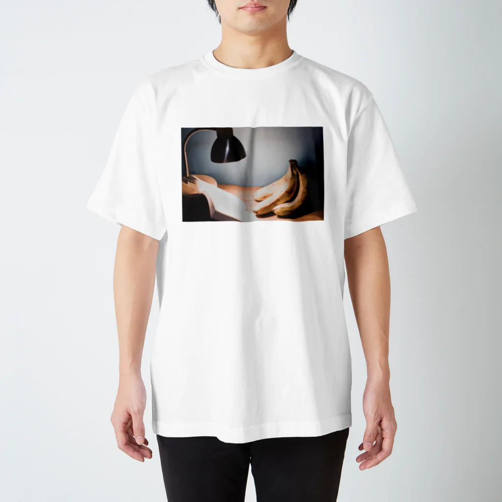 NORIのUnder one roof 「バナナのどくしょ」 Regular Fit T-Shirt