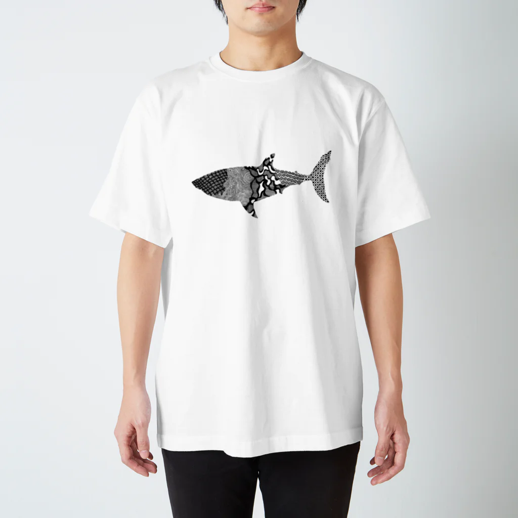新谷べにのホオジロザメ Regular Fit T-Shirt