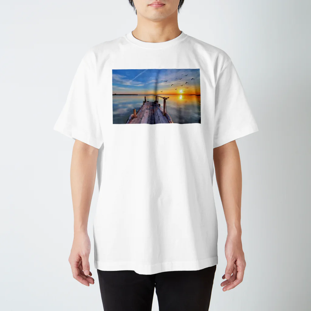  カラフルな海辺の 海沿いの夕日 Regular Fit T-Shirt