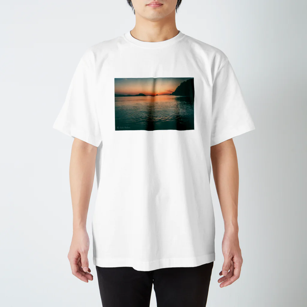 ウラカミコウタの鴨池海岸の夕日 Regular Fit T-Shirt