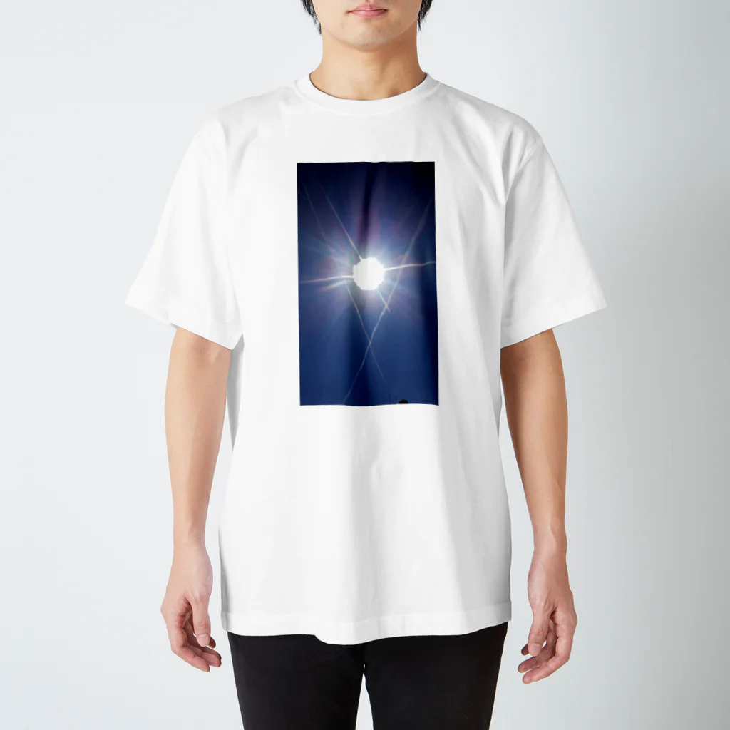 普通に良い店の太陽と飛行機雲 Regular Fit T-Shirt